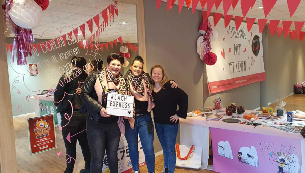Vriendinnen verrassen honderd kankerpatiënten met cadeautjes: 'Soms vloeien er tranen'